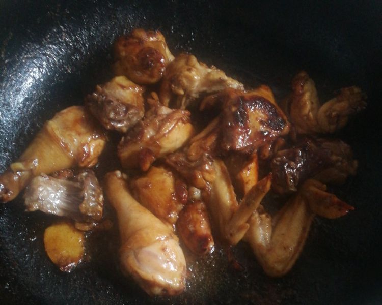 第3步(砂锅炖蘑菇鸡汤的做法)