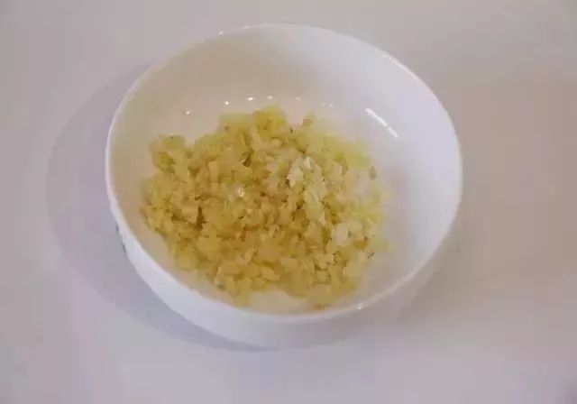 第4步(教你做椒盐排骨，做法简单的做法)