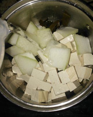 第5步(减脂晚餐：冬瓜海带豆腐汤的做法)
