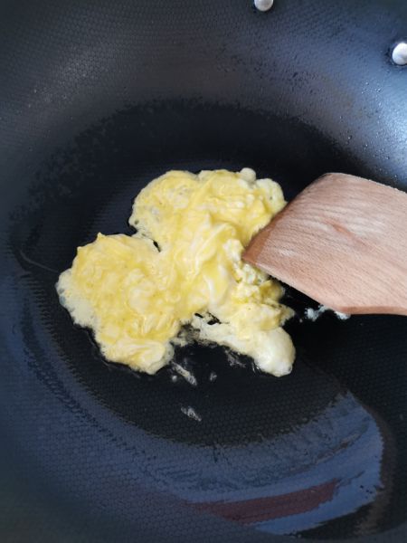 第4步(黄瓜木耳炒鸡蛋的做法)