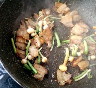 第12步(豉香薤白回锅肉的做法)