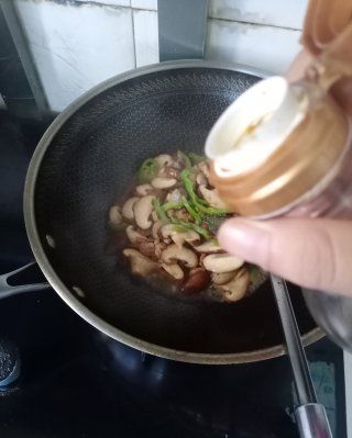 第10步(香菇炒肉的做法)