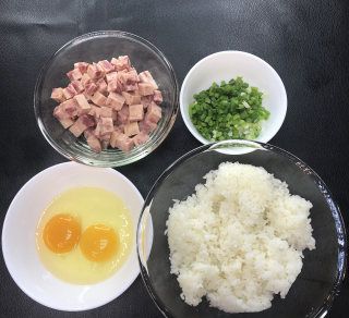 第2步(火腿午餐肉蛋炒饭的做法)