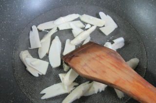 第4步(紫菜鞭笋汤的做法)