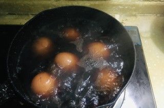 第8步(核桃壳煮鸡蛋的做法)