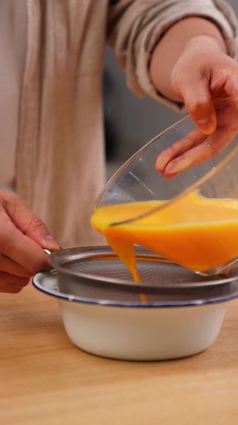 准备好食材原料2,磕4个鸡蛋,用筷子打散3,加入300克温水(蛋液比水等于