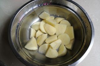 第1步(土豆焖饭的做法)