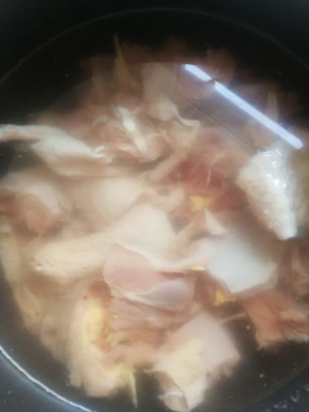 第2步(砂锅炖蘑菇鸡汤的做法)