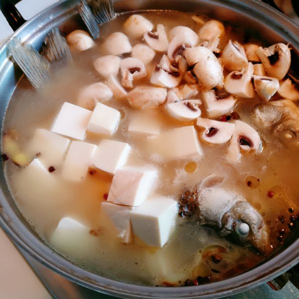 第4步(鲫鱼豆腐蘑菇汤的做法)