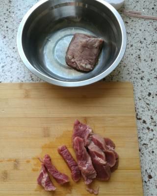 第1步(黑胡椒牛肉焖饭的做法)