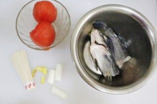 第1步(儿童餐之番茄鱼汤面❤️营养鲜美，开胃补钙的做法)