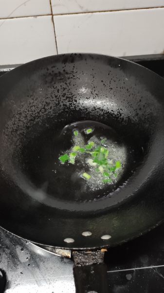 第1步(紫菜虾皮蛋花汤的做法)