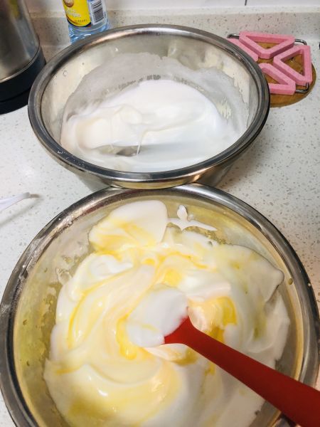 第4步(芒果奶油蛋糕卷的做法)