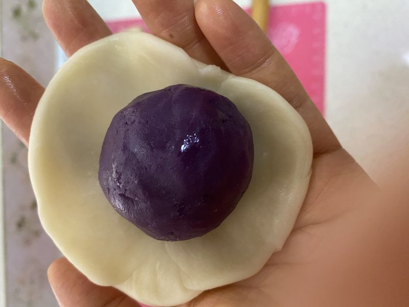 第6步(紫薯蛋黄酥的做法)