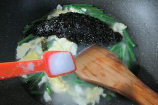 第5步(鸡蛋紫菜豇豆汤的做法)