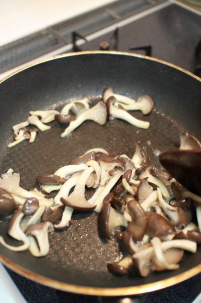 第2步(牡蛎豆腐蘑菇汤的做法)