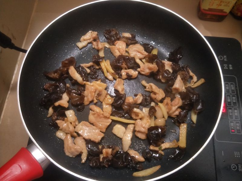 第3步(木耳炒肉——家常菜的做法)