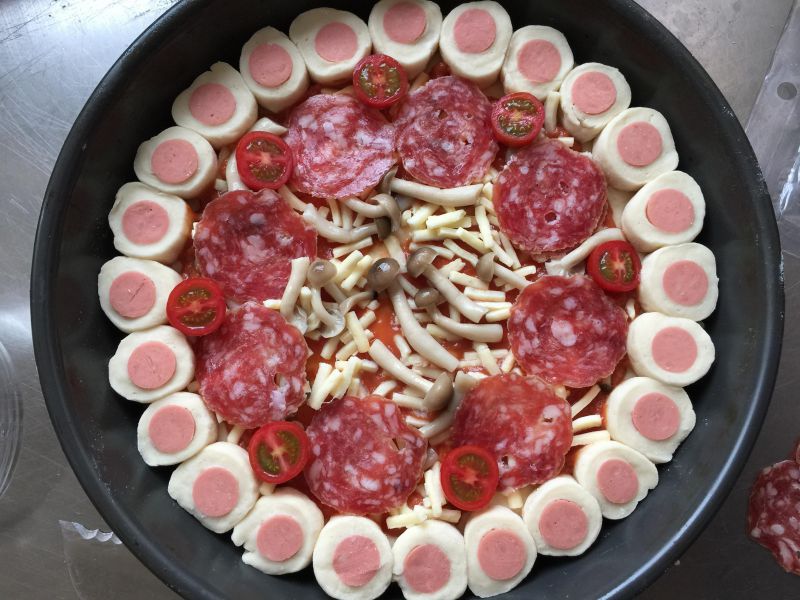 第20步(萨米肠蘑菇花边披萨的做法)