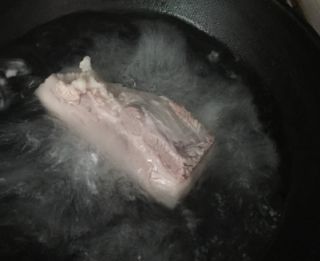 第1步(尖椒回锅肉的做法)