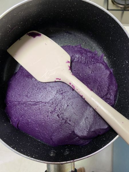 第3步(紫薯蛋黄酥的做法)