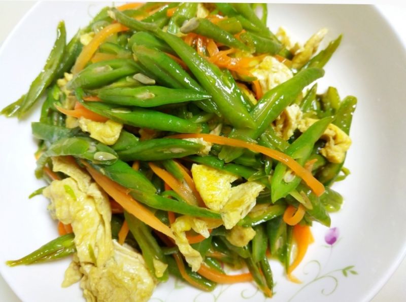 奶,蛋,豆)蔬菜,蔬果适合自己的坚持住烹饪步骤(共24步)1,芹菜鸡蛋炒