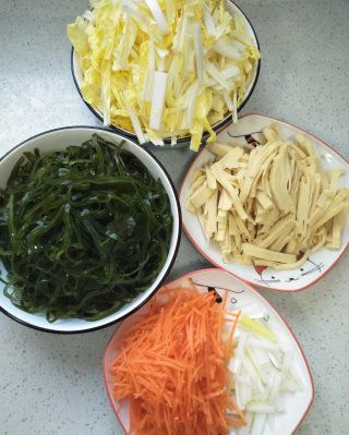 第4步(干豆腐白菜炒海带丝的做法)