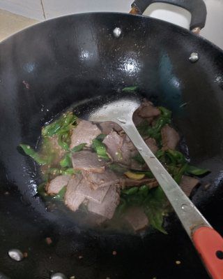 第5步(辣椒炒卤牛肉的做法)
