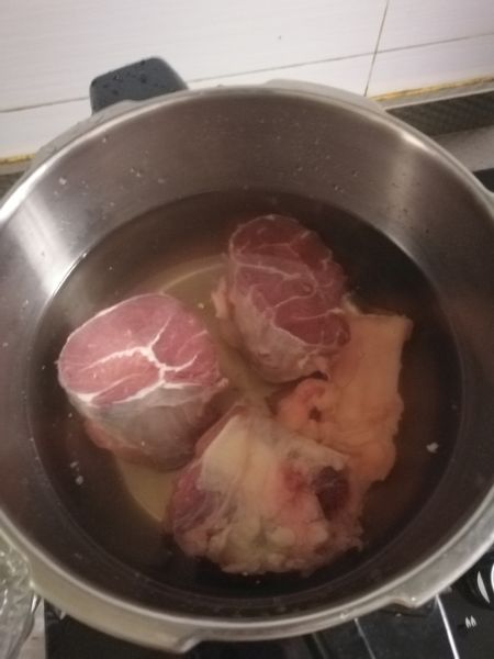 第1步(卤牛肉的做法)