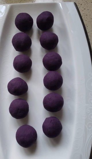 第2步(紫薯蛋黄酥的做法)