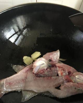 第2步(酸菜鲈鱼的做法)