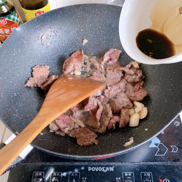 第7步(青椒洋葱炒牛肉的做法)