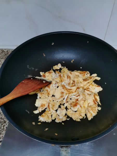 第2步(韭菜苔炒鸡蛋的做法)