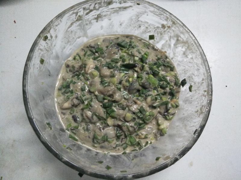 第6步(厦门古早味——海蛎煎的做法)