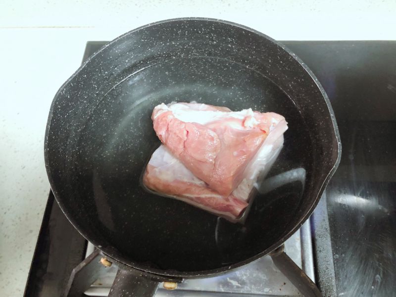 第1步(青椒木耳回锅肉的做法)
