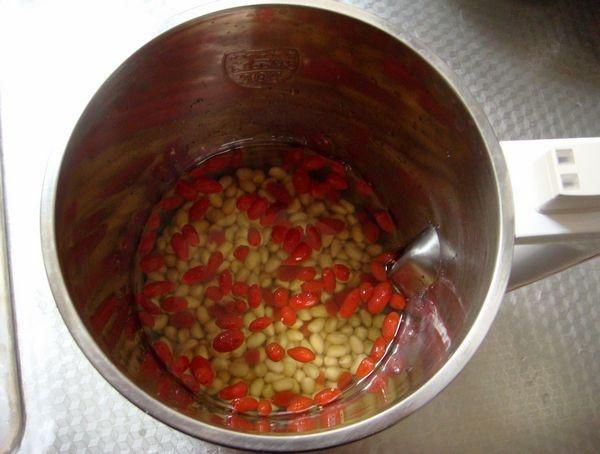 第2步(枸杞豆浆——滋肝明目的养生豆浆的做法)