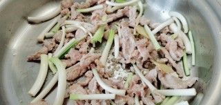 第10步(黄花菜炒肉的做法)