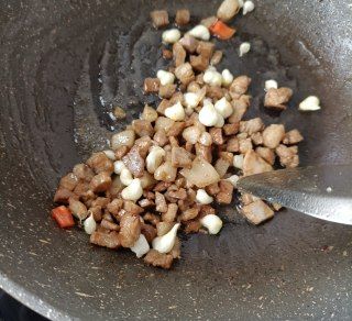 第15步(肉丁薤白炒豌豆的做法)