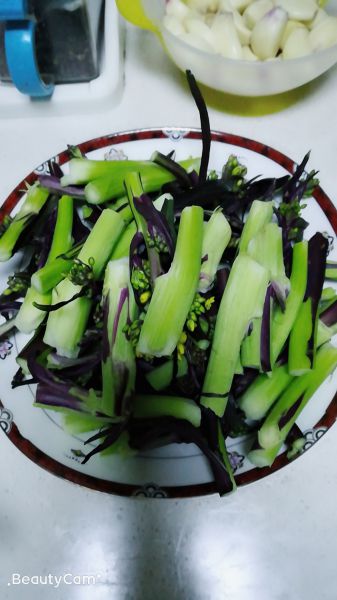 第1步(蒜苗炒紫菜苔的做法)