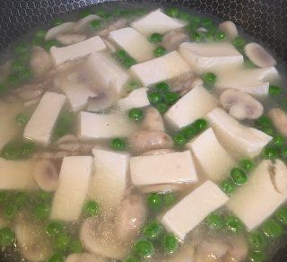 第6步(青豆蘑菇豆腐汤的做法)