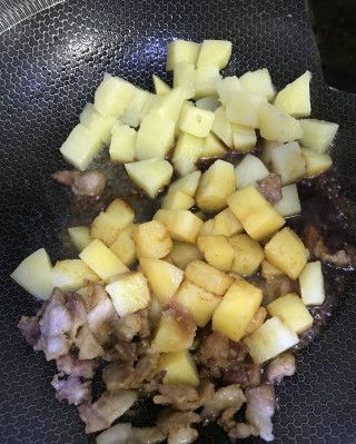 第4步(五花肉烧土豆的做法)
