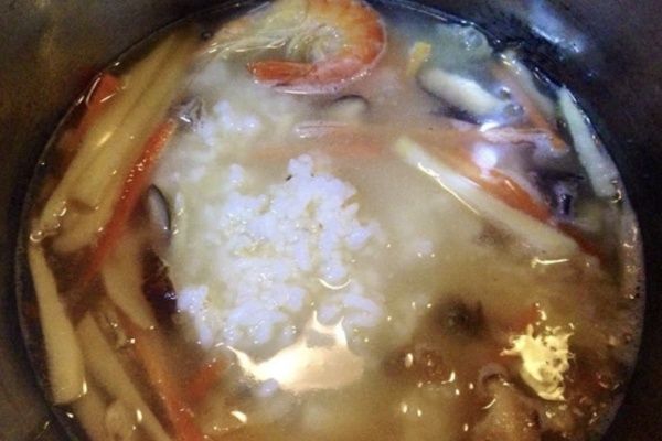 第4步(让海鲜竹笋粥给你的生活加点儿“鲜”的做法)