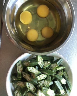 第2步(秋葵炒鸡蛋的做法)