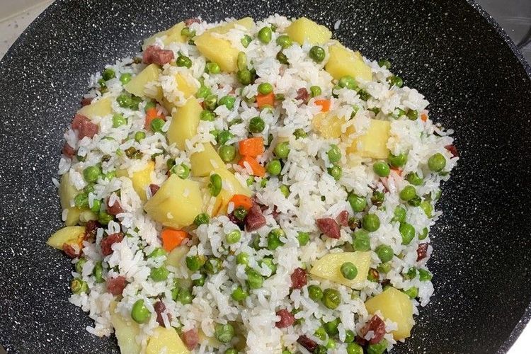 豌豆怎么吃,当然是做成香肠豌豆洋芋焖饭啦,简单又美味