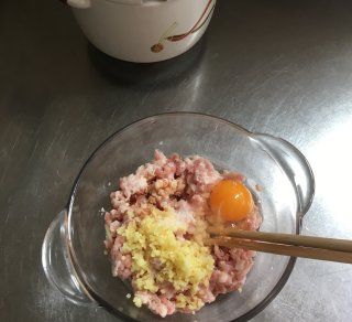 第1步(紫菜丸子汤的做法)