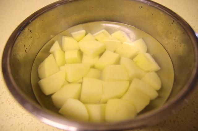 第2步(土豆烧排骨的做法)