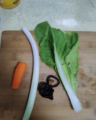 第1步(白菜胡萝卜包的做法)