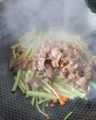 第7步(芹菜炒牛肉的做法)