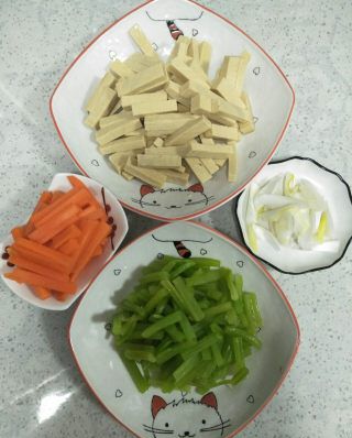 第4步(五香豆腐炒香芹的做法)