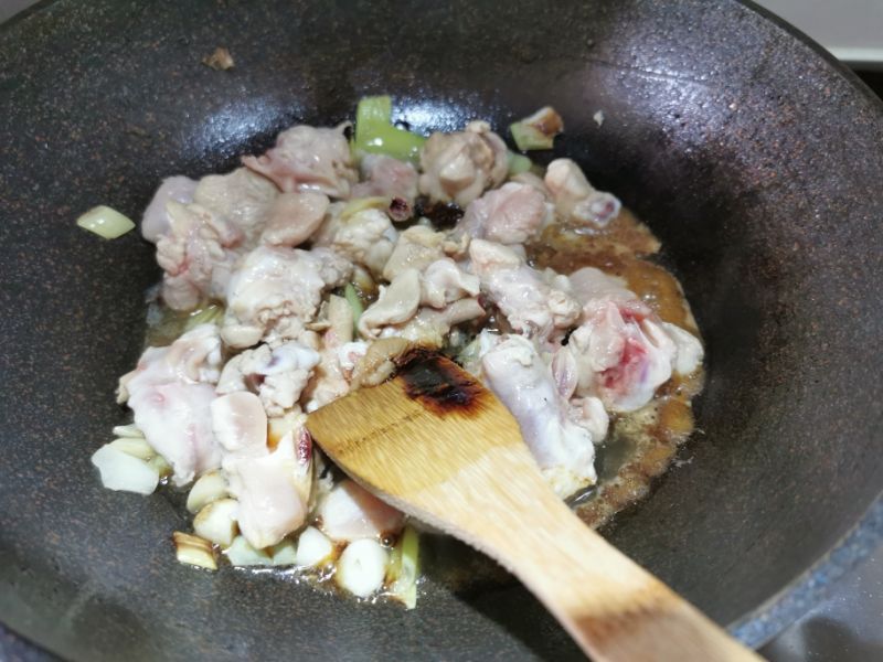 第7步(家长版鸡块炖油豆角土豆的做法)