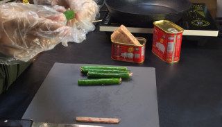 第3步(午餐肉烤串的做法)